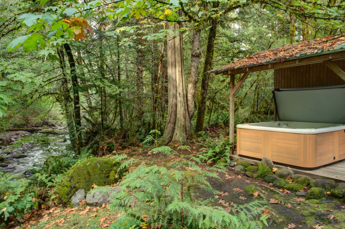 Creekside hot tub at Moondance Cabin